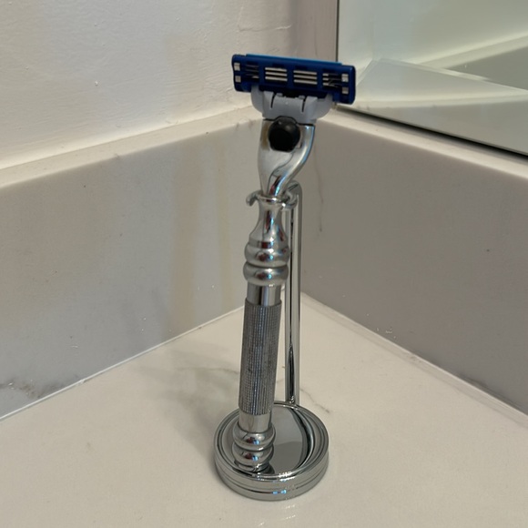 Vanity Razor Stand - Picture 3 of 5